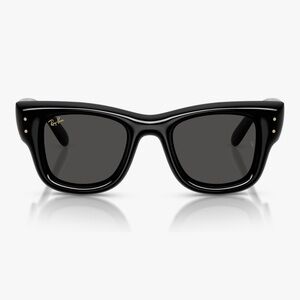Ray-Ban Classic Black Sunglasses Beachside Classic: Black Wayfarers in the Sun